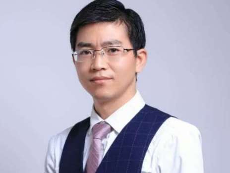 東方整形醫(yī)院何杰醫(yī)生怎么樣？是一位博士，在整形界內(nèi)有較高的聲譽