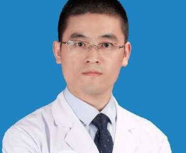 鄭州醫(yī)美隆胸醫(yī)生排名！劉清亮醫(yī)生在河南省人民醫(yī)院整形美容科，致力于胸部整形的技術(shù)研究