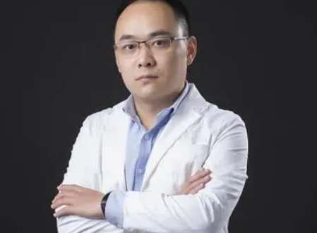 整容醫(yī)生黃雄飛怎么樣？于07年獲得了博士學(xué)位之后就不斷的進(jìn)行發(fā)展