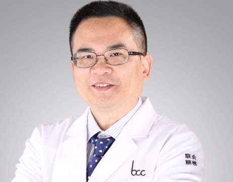 廣州隆鼻醫(yī)生歐陽春怎么樣？在隆鼻方面的研究頗深，能夠?qū)⑶把氐募夹g(shù)靈活運用到實際手術(shù)當(dāng)中