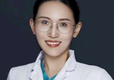 蔣萱面診雙眼皮醫(yī)生怎么樣？是國內(nèi)整形專家，并且還擔(dān)任著多個(gè)社會(huì)職位