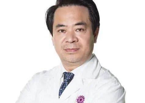 李富強(qiáng)醫(yī)生整形怎么樣？從事整形20多年以來(lái)一直在臨床一線進(jìn)行相關(guān)的操作