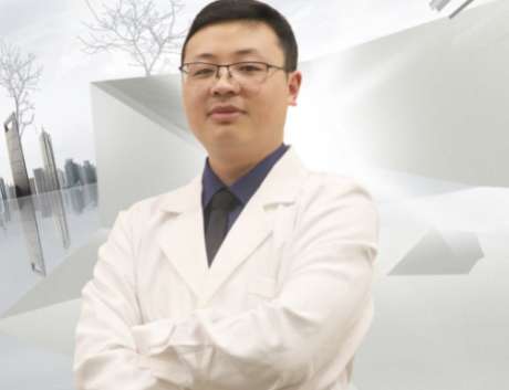 鄒功偉做雙眼皮怎么樣？擔(dān)任著上海玫瑰美容醫(yī)院的主任醫(yī)生，有多年的臨床經(jīng)驗(yàn)