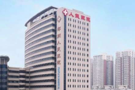 鄭州種牙哪家醫(yī)院好？鄭州人民醫(yī)院口腔科有醫(yī)護(hù)人員30多人，高級(jí)職稱人數(shù)16人